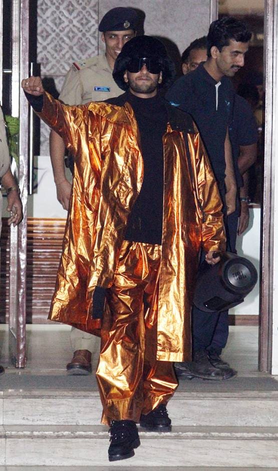 गोल्डन आउटफिट में रणवीर का लुक देख हैरान फैंस, बताया इंडियन लेडी गागा
