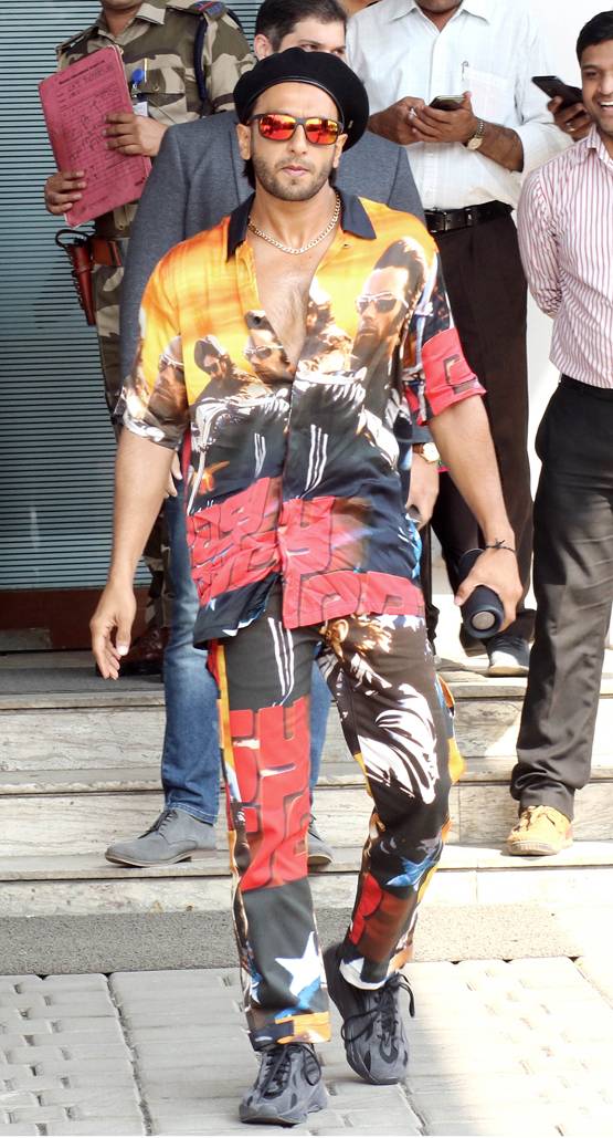 गोल्डन आउटफिट में रणवीर का लुक देख हैरान फैंस, बताया इंडियन लेडी गागा