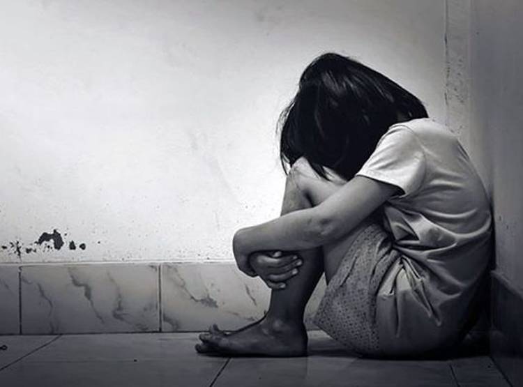 लड़की ने वकील पर लगाया कोर्ट के अंदर रेप का आरोप, फिर जमकर की धुनाई