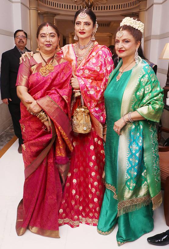 छोटी बहन राधा संग नजर आईं रेखा, वेडिंग रिसेप्शन में दिखा एथनिक लुक