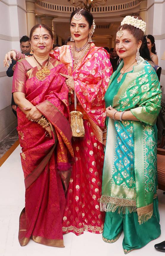 छोटी बहन राधा संग नजर आईं रेखा, वेडिंग रिसेप्शन में दिखा एथनिक लुक