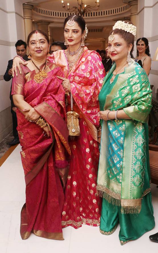 छोटी बहन राधा संग नजर आईं रेखा, वेडिंग रिसेप्शन में दिखा एथनिक लुक