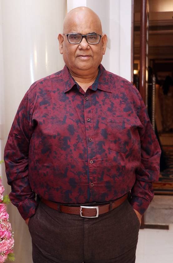 छोटी बहन राधा संग नजर आईं रेखा, वेडिंग रिसेप्शन में दिखा एथनिक लुक