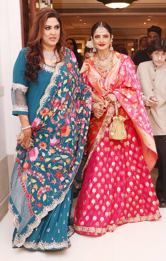 छोटी बहन राधा संग नजर आईं रेखा, वेडिंग रिसेप्शन में दिखा एथनिक लुक