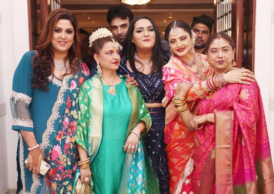 छोटी बहन राधा संग नजर आईं रेखा, वेडिंग रिसेप्शन में दिखा एथनिक लुक