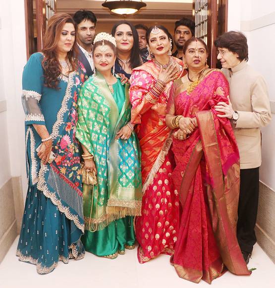 छोटी बहन राधा संग नजर आईं रेखा, वेडिंग रिसेप्शन में दिखा एथनिक लुक