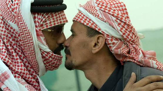 नाक से नाक सटाकर KISS करने पर इस मुस्लिम देश ने लगाया बैन