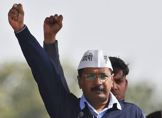 केजरीवाल के सिर से गायब AAP की टोपी, माथे पर तिलक सजाकर ली शपथ