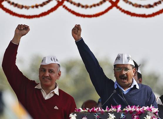 केजरीवाल के सिर से गायब AAP की टोपी, माथे पर तिलक सजाकर ली शपथ