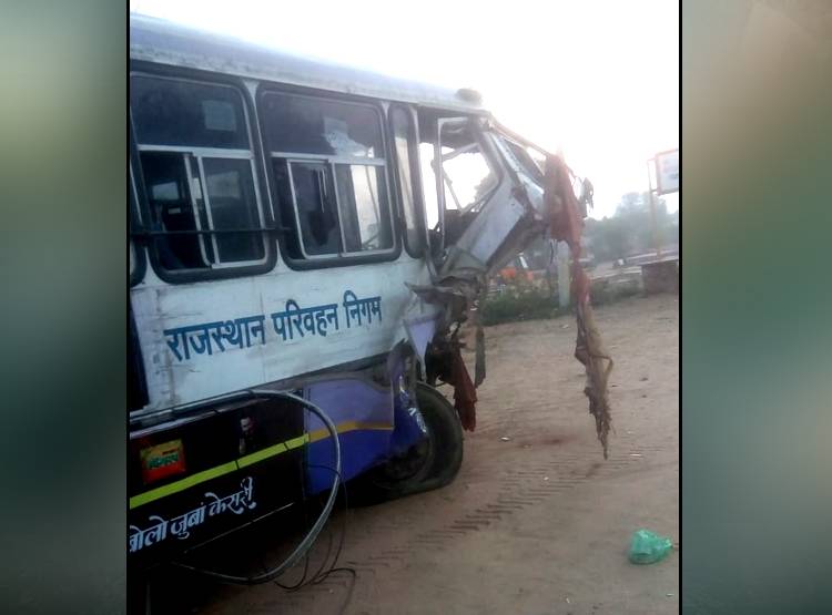 बस ने उड़ाए क्रूजर के परखच्चे, म‍िनटों में चली गई 9 की जान