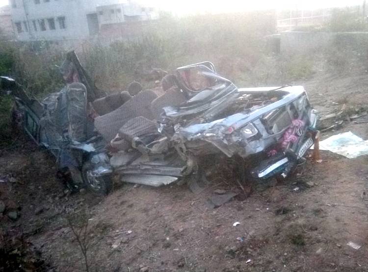 बस ने उड़ाए क्रूजर के परखच्चे, म‍िनटों में चली गई 9 की जान