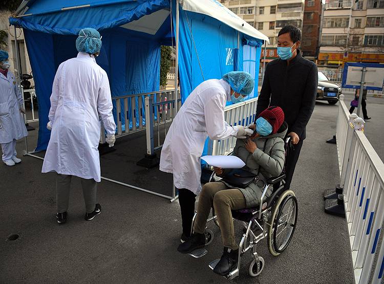 चीन में डॉक्टरों पर हमले, लोग बोले- कोरोना वायरस ठीक करो वरना चाकू मार देंगे