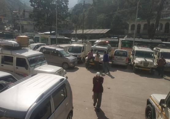 PHOTOS: केदारनाथ धाम में भारी बर्फबारी तो रुद्रप्रयाग में भीषण गर्मी