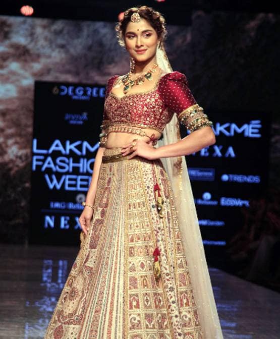 Lakme Fashion Week: मलाइका ने रैंप पर बिखेरा जलवा, देखें सई का लुक
