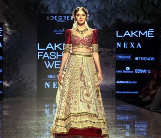 Lakme Fashion Week: मलाइका ने रैंप पर बिखेरा जलवा, देखें सई का लुक