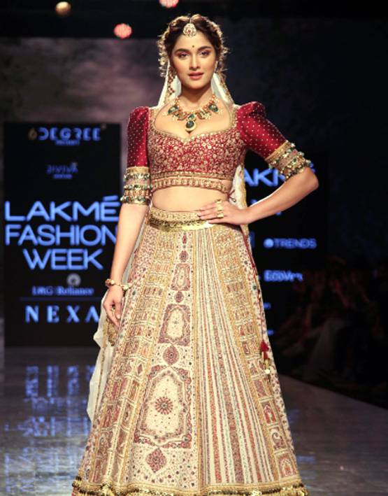 Lakme Fashion Week: मलाइका ने रैंप पर बिखेरा जलवा, देखें सई का लुक