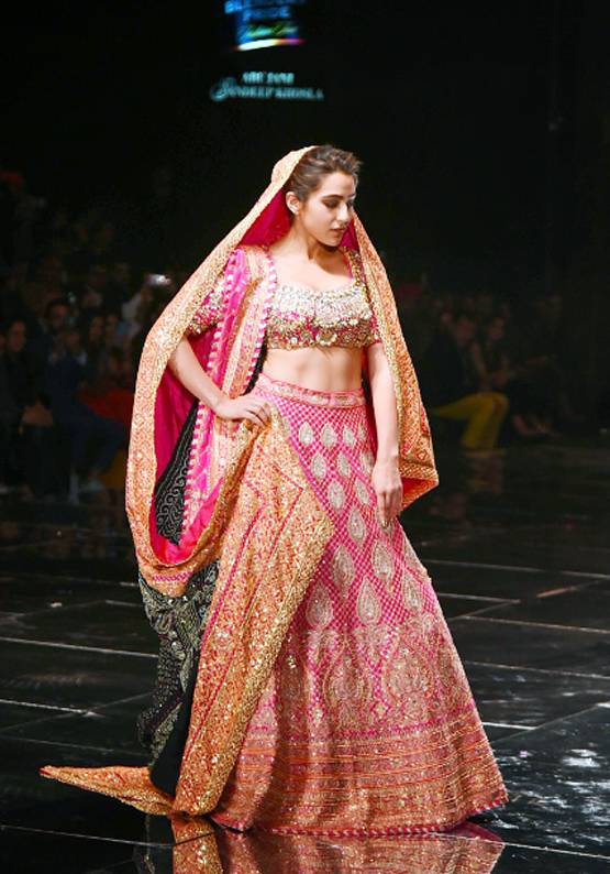 ब्राइडल लुक में नजर आईं सारा अली खान, रैंप पर बिखेरे जलवे