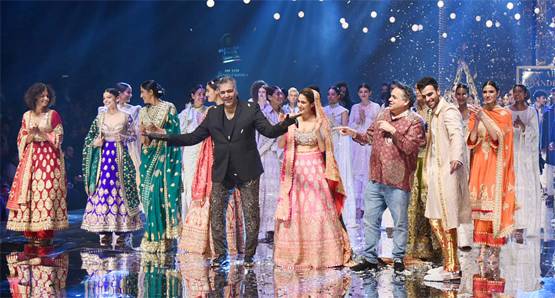 ब्राइडल लुक में नजर आईं सारा अली खान, रैंप पर बिखेरे जलवे