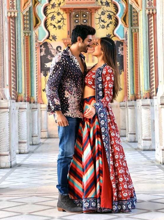 पोल्का डॉट ड्रेस में सारा अली खान का स्टनिंग लुक, देखें तस्वीरें