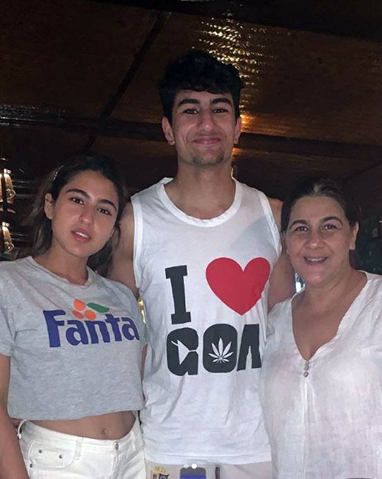 गोवा में सारा का फैमिली वेकेशन, बिकिनी टॉप में शेयर की ग्लैमरस फोटोज