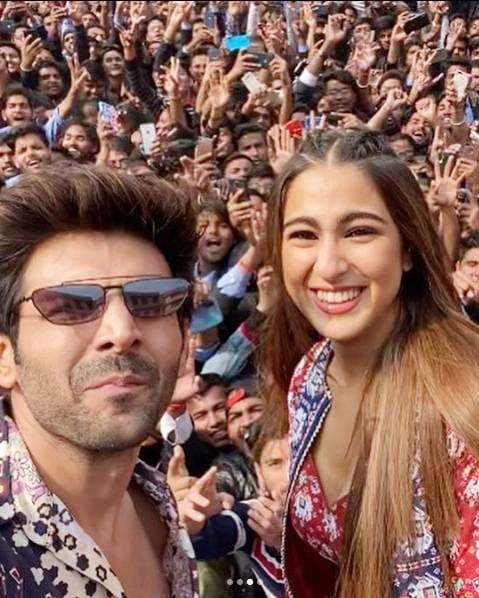 पोल्का डॉट ड्रेस में सारा अली खान का स्टनिंग लुक, देखें तस्वीरें