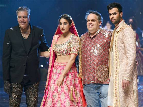 ब्राइडल लुक में नजर आईं सारा अली खान, रैंप पर बिखेरे जलवे