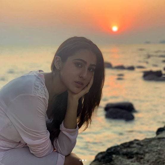 गोवा में सारा का फैमिली वेकेशन, बिकिनी टॉप में शेयर की ग्लैमरस फोटोज