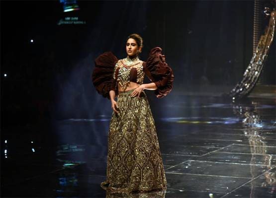 ब्राइडल लुक में नजर आईं सारा अली खान, रैंप पर बिखेरे जलवे