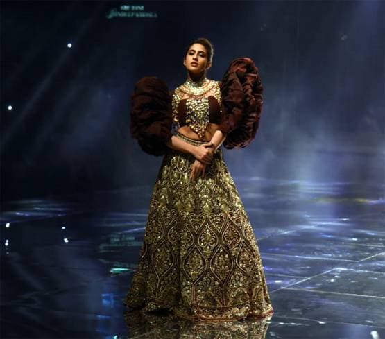 ब्राइडल लुक में नजर आईं सारा अली खान, रैंप पर बिखेरे जलवे