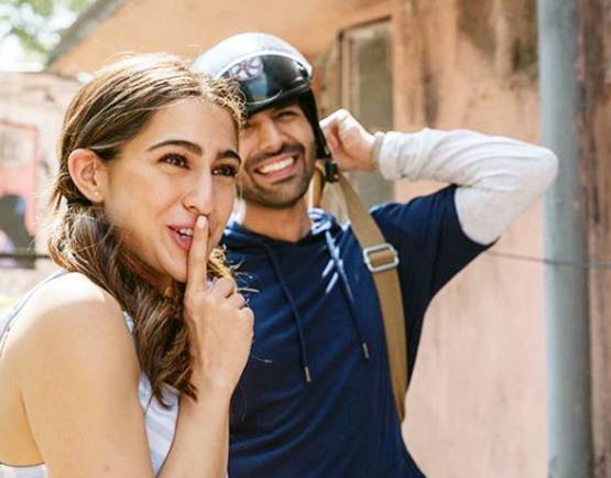 पोल्का डॉट ड्रेस में सारा अली खान का स्टनिंग लुक, देखें तस्वीरें