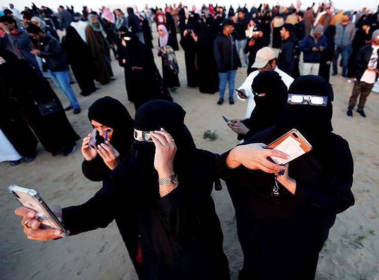 इस्लामिक कानून का खौफ, फिर भी सीक्रेट तरीके से यूं प्यार ढूंढ रहीं सऊदी महिलाएं