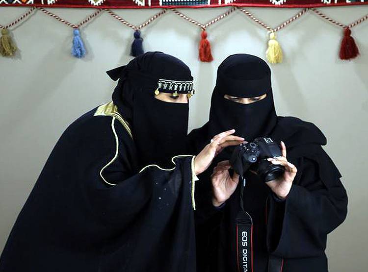 इस्लामिक कानून का खौफ, फिर भी सीक्रेट तरीके से यूं प्यार ढूंढ रहीं सऊदी महिलाएं