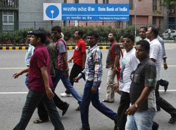 SBI ने आपकी बचत पर चलाई कैंची, 40 करोड़ ग्राहकों पर असर