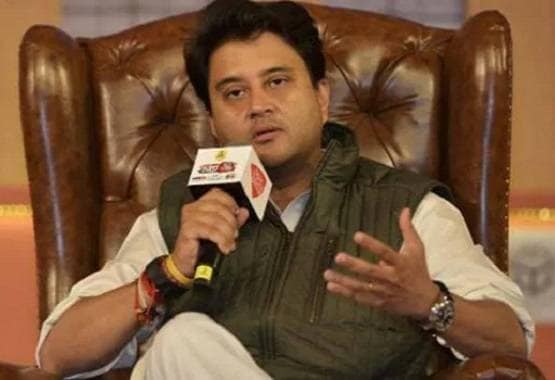 विजयवर्गीय से गले मिले सिंधिया, उमा भारती से लिया आशीर्वाद