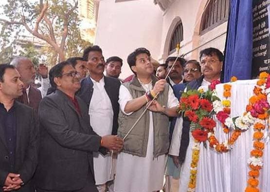 विजयवर्गीय से गले मिले सिंधिया, उमा भारती से लिया आशीर्वाद