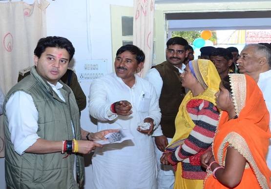 विजयवर्गीय से गले मिले सिंधिया, उमा भारती से लिया आशीर्वाद