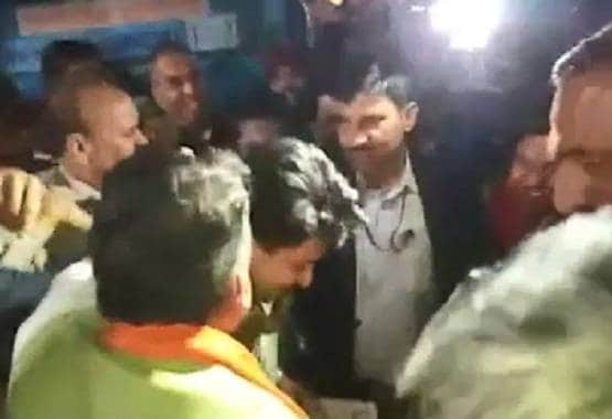 विजयवर्गीय से गले मिले सिंधिया, उमा भारती से लिया आशीर्वाद