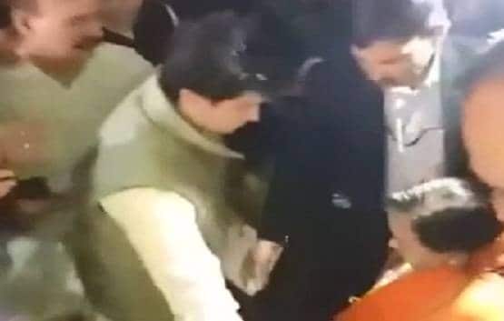 विजयवर्गीय से गले मिले सिंधिया, उमा भारती से लिया आशीर्वाद