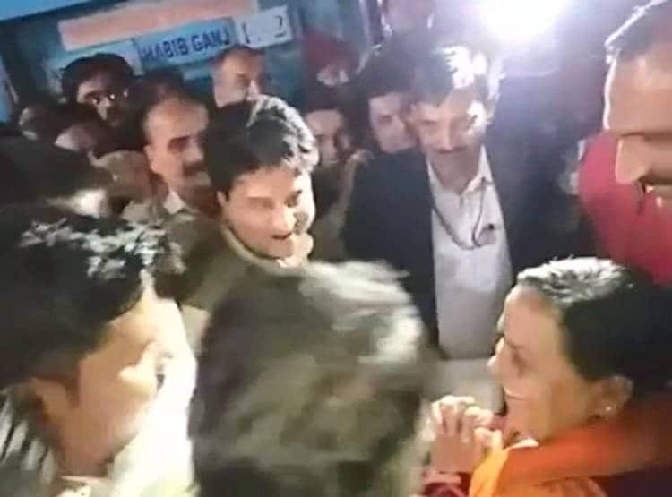 विजयवर्गीय से गले मिले सिंधिया, उमा भारती से लिया आशीर्वाद