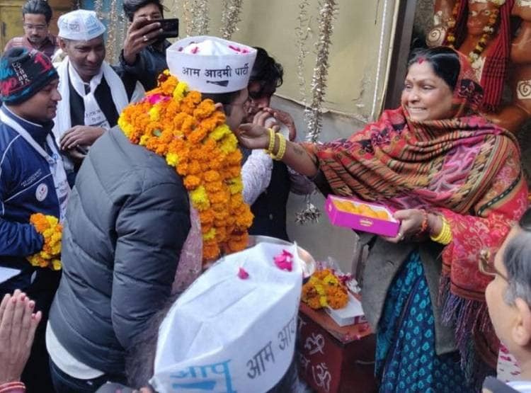 AAP का यह उम्मीदवार मांगने जाता है वोट तो मिलने लगता है शादी का प्रस्ताव