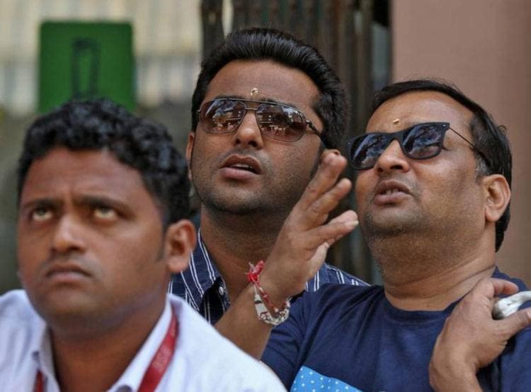 शेयर बाजार: निवेशकों को 5 मिनट में 5 लाख करोड़ की चपत!