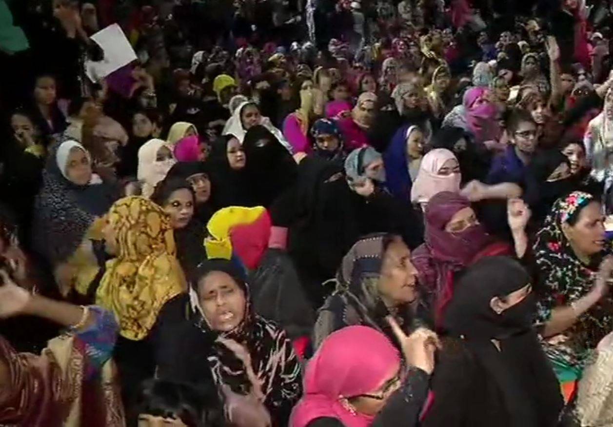 CAA को लेकर अलीगढ़ में बवाल, भीड़ ने पुलिस पर की पत्थरबाजी, भयावह तस्वीरें