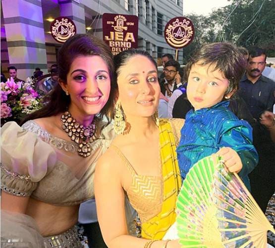 भाई की बारात लेकर पहुंचीं करीना-करिश्मा, वायरल अरमान का वेडिंग एलबम