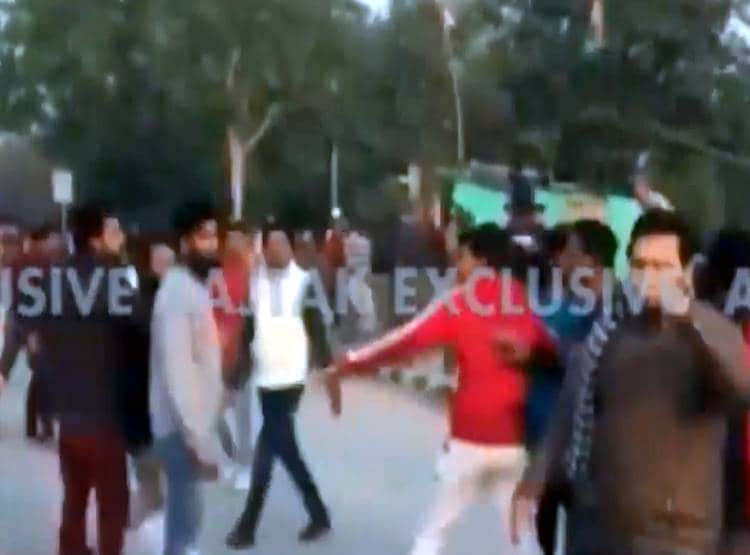 शाहीनबाग में युवक ने चलाईं गोलियां, कहा- ये सिर्फ हिन्दुओं का देश