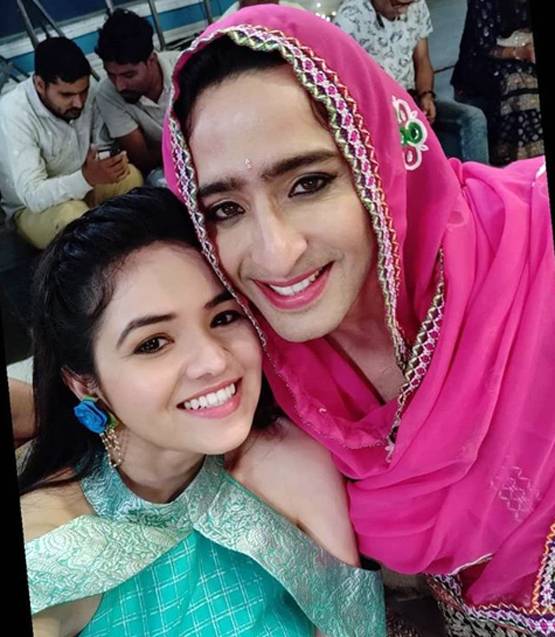 काजल-बिंदी और लिपस्ट‍िक लगाए सेट पर पहुंचे ये स्टार्स, फोटोज वायरल