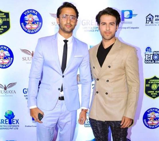 काजल-बिंदी और लिपस्ट‍िक लगाए सेट पर पहुंचे ये स्टार्स, फोटोज वायरल