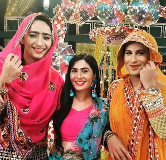 काजल-बिंदी और लिपस्ट‍िक लगाए सेट पर पहुंचे ये स्टार्स, फोटोज वायरल