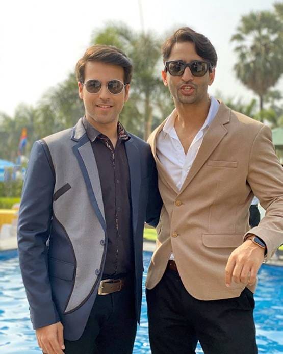 काजल-बिंदी और लिपस्ट‍िक लगाए सेट पर पहुंचे ये स्टार्स, फोटोज वायरल