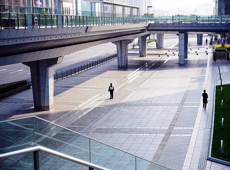 कोरोना का डर: चीन का सबसे बड़ा शहर वीरान, देखें हालात