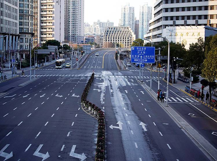 कोरोना का डर: चीन का सबसे बड़ा शहर वीरान, देखें हालात